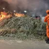 Corpo de Bombeiros combate inc�ndio em res�duos s�lidos e em �rea de vegeta��o