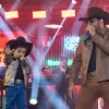 Filho de Barretto rouba a cena em show da dupla Bruno & Barretto