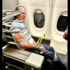Homem � preso com fita adesiva no avi�o ap�s atacar colega de sala com xingamentos racistas