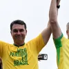 Fl�vio Bolsonaro lan�a campanha com discurso duro contra Lula e propostas pol�micas