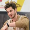 Estrela de Spider-Man Andrew Garfield entra para o mundo da m�sica com banda de covers de musicais cl�ssicos