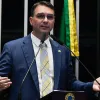 Fl�vio Bolsonaro exige sa�da de chefe da PF e chama de 'pau mandado' de Lula