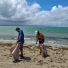 Volunt�rios limpam praia em Mar Grande e denunciam falta de reciclagem