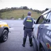 Pol�cia encontra 2 toneladas de maconha e perfumes ilegais escondidos em caminh�o no interior de SP