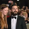 Mia Goth pede div�rcio de Shia LaBeouf ap�s esc�ndalos e pris�o