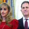 Esposa de bilion�rio � alvo de ataques cru�is na internet ap�s aparecer ao lado de Trump