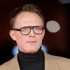 Paul Bettany revela que n�o fala com Johnny Depp desde o julgamento e critica mensagens violentas sobre Amber Heard