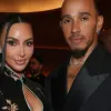 Lewis Hamilton ganha os cora��es dos filhos de Kim Kardashian com filhote de golden retriever