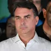 Fl�vio Bolsonaro foge do Brasil para os EUA e planeja pedir asilo ap�s ordem de apreens�o de passaporte