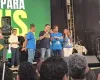 Fl�vio se ajoelha em ora��o, cita B�blia e arrisca cantar louvor na Marcha para Jesus; v�deos