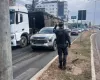 Caminh�o derrama res�duos de frigor�fico e fecha parcialmente uma avenida