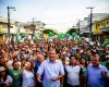 Coronel Assis re�ne 500 pessoas em ato de campanha na avenida principal de V�rzea Grande