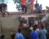 Carreta de su�nos tomba e carga � saqueada na BR-070