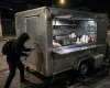 C�meras capturam momento em que homem invadiu trailer de lanches em Cuiab�