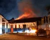 Escola em Aripuan� (MT) � parcialmente destru�da por inc�ndio; bombeiros evitam que as chamas se espalhem