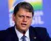 Tarc�sio defende respeito �s urnas e critica postura de Fl�vio Bolsonaro ap�s derrota