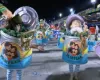 Desfile em homenagem a Lula retrata fam�lia tradicional em latas de conserva