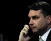 Fl�vio Bolsonaro diz que pai mandou ele 'ficar firme' ap�s den�ncia de financiamento de filme