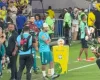 Neymar machucado aparece no gramado do Maracan� durante aquecimento do Brasil