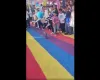 Rob� chuta crian�a em apresenta��o de artes marciais na China