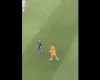 Goleiro do Paraguai se irrita com Mbapp� e joga bola em suas costas