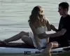 Noiva derruba alian�a de noivado no lago durante pedido de casamento