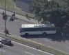 Criminosos usam �nibus como barricadas e fecham avenida no Rio durante a��o da PM