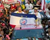 Rui Costa segura bandeira de torcida do Bahia durante caminhada com Lula em Salvador