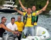 Bombeiros caem no mar durante barqueata de Fl�vio Bolsonaro em Angra dos Reis