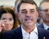 Fl�vio Bolsonaro ora em igreja por justi�a e critica impostos enquanto Lula e Moraes s�o alvo de protestos