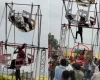 Mulher perde peda�o da cabe�a depois de cabelo ficar preso em brinquedo girat�rio