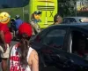 Mulher � presa ap�s jogarem tinta em prefeito durante caminhada pol�tica