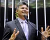 Candidato apoiado por Bolsonaro � pego ao vivo chamando eleitor de 'beberr�o de detergente'