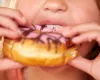 Comer muitos doces deixa crian�a com miopia: entenda o perigo