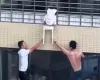 Menina fica presa na janela do 12� andar e � salva por vizinhos na China