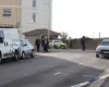Homem encontrado gravemente ferido dentro de lixeira na Inglaterra morre antes de explicar o que aconteceu