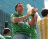 Fl�vio Bolsonaro sai sem falar em ato em Belo Horizonte e corre para com�cio no Rio