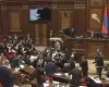 Gabinete do poder explode: deputados arm�nios trocam socos e jogam cadeiras no meio da sess�o
