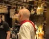 John Healey bebe cerveja de uma vez em celebra��o ap�s apresentar seu primeiro Or�amento