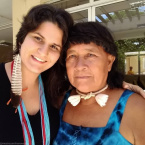 A artista Estela Ceregatti homenageia mestra da cultura cacica Carolina Rewaptu, do povo Xavante, em MT.