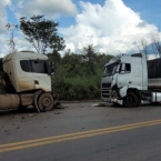 Trs carretas se envolvem em acidente na BR-163 no Norto