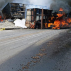 Carretas batem e pegam fogo na BR-364 no Mdio Norte; motorista ferido