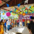 Idosos do CRAS Jardim Glória participam de festa junina