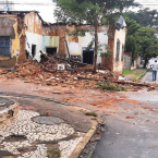 Casaro histrico desaba aps fortes chuvas em Cuiab