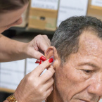 Aps mais de sete anos, Barra do Garas volta a entregar novos aparelhos auditivos