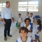 Prefeito Daniel Rosa do Lago e Vice Terezinha Leo entregam mobilirios escolares em Porto Alegre do Norte