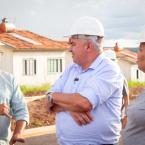 Dr. Adilson vistoria obras do Residencial Carvalho em Barra do Garas