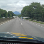 Avio monomotor faz pouso de emergncia em rodovia federal em Garuva (SC)