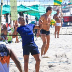 Famosos posam na praia em dia de sol; veja fotos