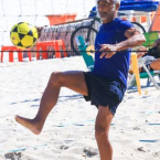 Famosos posam na praia em dia de sol; veja fotos